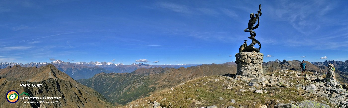 60 All'Angello delle Cadelle  (2483 m) con vista verso le Alpi Retiche a sx e le Orobie a dx.jpg
